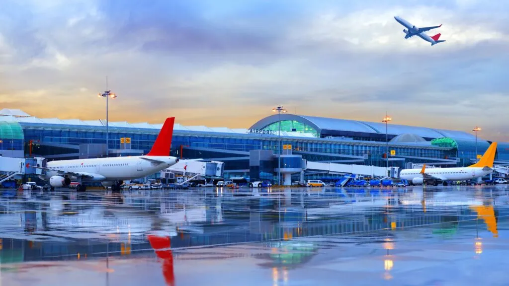 Fret aérien de la porte à l'aéroport
